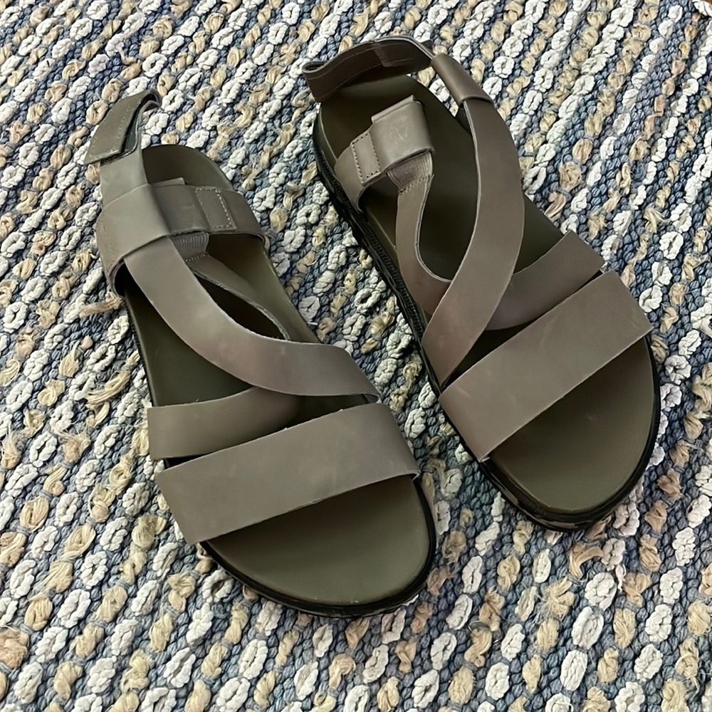 Sorel sandals size 8.5